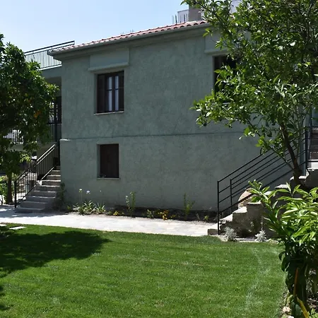 Betty's Garden House بيت للعطل