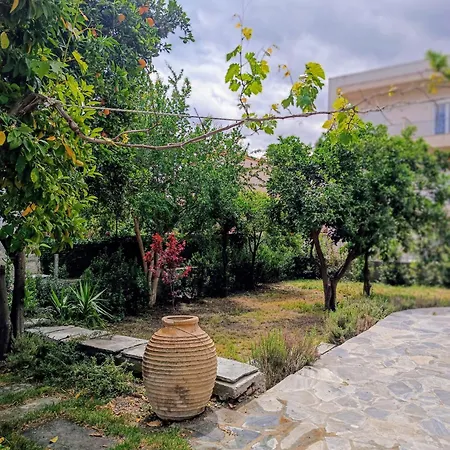 Betty's Garden House Casa de Férias Néa Ankhíalos