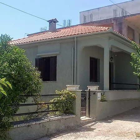 Casa de Férias Betty's Garden House Néa Ankhíalos