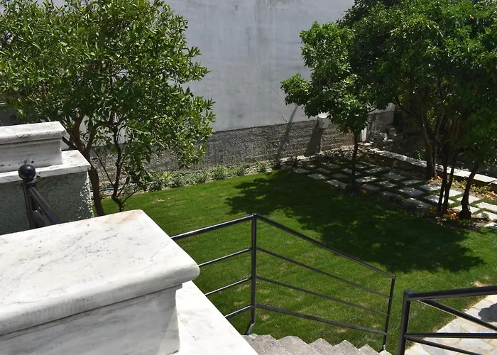 Betty's Garden House * Néa Ankhíalos