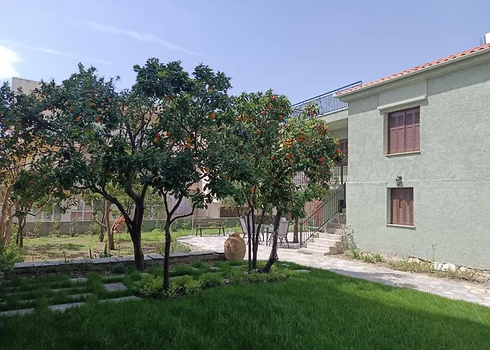 Vakantiehuis Betty's Garden House Néa Ankhíalos