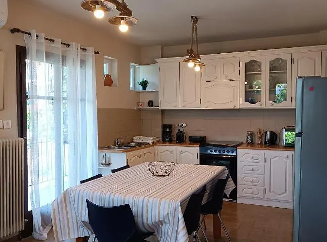 Betty's Garden House * Néa Ankhíalos