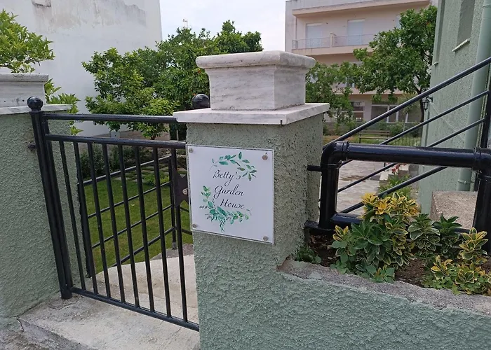 Betty's Garden House Vakantiehuis Néa Ankhíalos